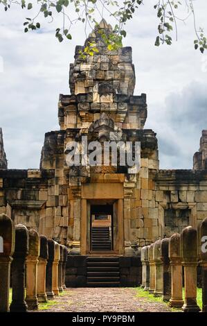 Allée pavée en pierre de latérite avec des postes à la cour en pierre portes de l'ancien temple Khmer Prasat Sdok Kok Thom dans Sa Kaeo province de Thaïlande Banque D'Images