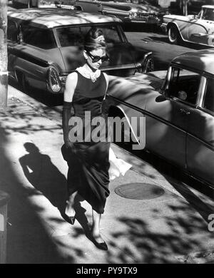 Titre original : Breakfast at Tiffany's. Titre en anglais : Breakfast at Tiffany's. Année : 1961. Réalisateur : Blake Edwards. Stars : Audrey Hepburn. Credit : PARAMOUNT PICTURES / Album Banque D'Images