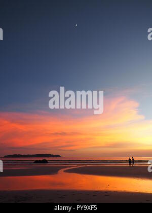 Réflexions sur le coucher du soleil à la plage de Ngapali, Birmanie Banque D'Images