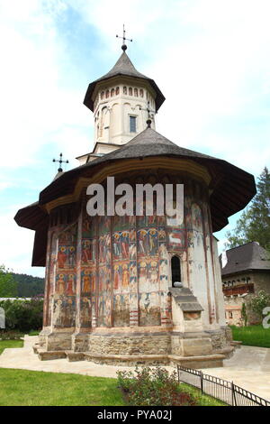 Église du Monastère Moldovita dans une enceinte fortifiée avec des fresques de 1537, partie de la Bucovine en Roumanie, groupe Monastère Banque D'Images