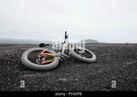 Location touristique à roues en gras dans la plaine de sable noir de Sólheimasandur désert dans le sud de l'Islande. Banque D'Images