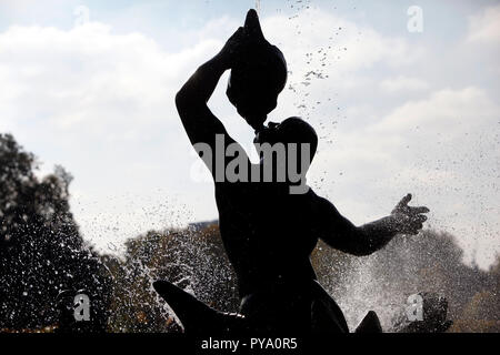 La fontaine du Triton, pulvérise de l'eau dans Regent's Park à Londres, Angleterre le 25 octobre 2018. Banque D'Images