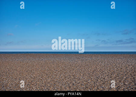 Plage de galets avec aucune personne à l'argile sur Mer avec grande quantité de ciel bleu et petite quantité de mer Banque D'Images