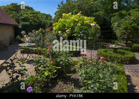 Table et chaises en métal rose garden avec fort dans un jardin anglais de couverture,ANGLETERRE,europe Banque D'Images