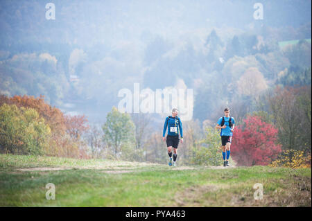 République tchèque, SLAPY, Octobre 2018 : Trail Maniacs Exécuter la concurrence. Coureurs sur la prairie avec fond d'automne. Banque D'Images