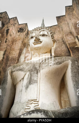 La consécration du temple du 13e siècle, la plus grande image de Bouddha de Sukhothai, Thaïlande. Phra Achana à Wat Si Chum. Banque D'Images