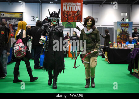 Les cosplayeurs arriver au London Comic Con à l'ExCel de Londres. Banque D'Images