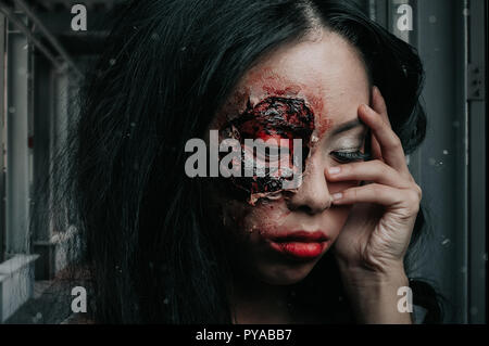 Close-up portrait of a zombie effrayant horrible femme avec des yeux d'horreur sanglante, maquillage d'Halloween. Banque D'Images