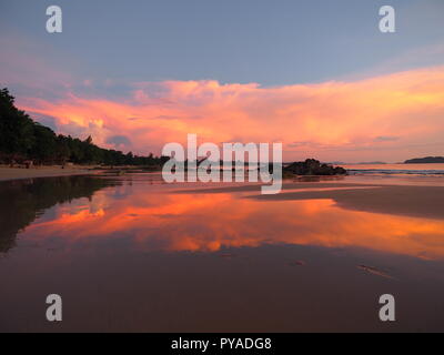 Réflexions sur le coucher du soleil à la plage de Ngapali, Myanmar (Birmanie) Banque D'Images