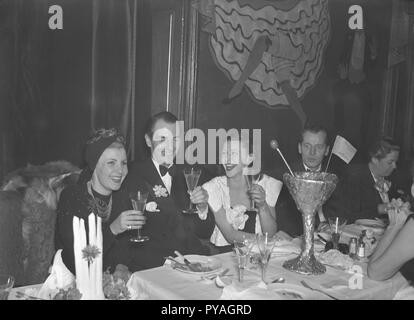 Partie dans les années 1930. Un groupe de personnes s'amusent dans un restaurant. À partir de la gauche Randi Kopstad Gustaf, Wally et Greta Bjerke. Compositeur de musique à l'extrême droite Kai Gullmar. La Suède Nov 1939. Kristoffersson Photo ref 24-8 Banque D'Images