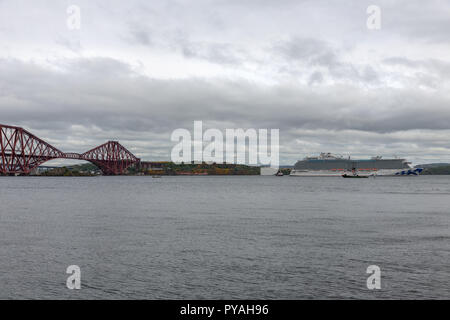 Pont du Forth près d'Edimbourg avec navire de croisière de luxe Royal Princess Banque D'Images
