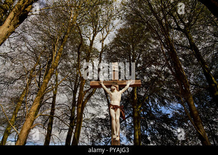 Calvaire de marquage commémoratif l'une des fosses grave français sur le champ de bataille d'Azincourt, une célèbre bataille de 1415, dans le Nord de la France Banque D'Images