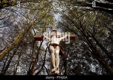 Calvaire de marquage commémoratif l'une des fosses grave français sur le champ de bataille d'Azincourt, une célèbre bataille de 1415, dans le Nord de la France Banque D'Images