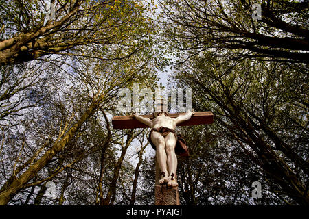 Calvaire de marquage commémoratif l'une des fosses grave français sur le champ de bataille d'Azincourt, une célèbre bataille de 1415, dans le Nord de la France Banque D'Images