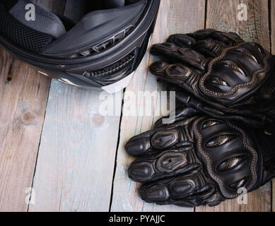 Fryazino, Russie - 0618 2018 : pilote moto accessoires. casque et gants sur table en bois, vue du dessus Banque D'Images