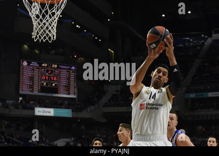 Madrid, Espagne. 25 octobre, 2018. Gustavo Ayón, # 14 du Real Madrid en action au cours de la Turkish Airlines EuroLeague 2018/2019 Saison régulière Journée 4 match entre le Real Madrid et Buducnost Podgorica Voli à WiZink au centre de Madrid. Credit : Jorge Sanz/Pacific Press/Alamy Live News Banque D'Images