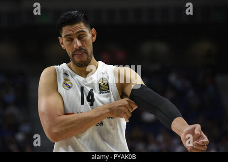 Madrid, Espagne. 25 octobre, 2018. Gustavo Ayón, # 14 du Real Madrid en action au cours de la Turkish Airlines EuroLeague 2018/2019 Saison régulière Journée 4 match entre le Real Madrid et Buducnost Podgorica Voli à WiZink au centre de Madrid. Credit : Jorge Sanz/Pacific Press/Alamy Live News Banque D'Images