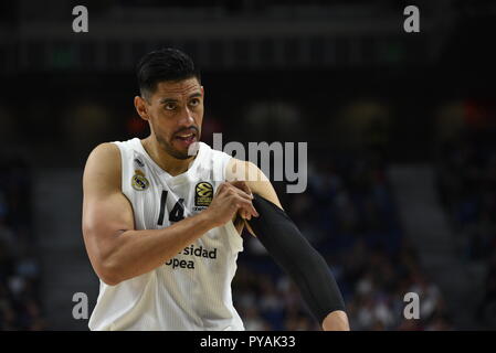 Madrid, Espagne. 25 octobre, 2018. Gustavo Ayón, # 14 du Real Madrid en action au cours de la Turkish Airlines EuroLeague 2018/2019 Saison régulière Journée 4 match entre le Real Madrid et Buducnost Podgorica Voli à WiZink au centre de Madrid. Credit : Jorge Sanz/Pacific Press/Alamy Live News Banque D'Images