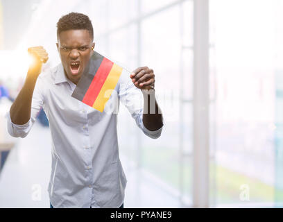 Young african american man drapeau allemand contrarié et frustré de crier avec colère, fou et hurlant de main levée, la colère concept Banque D'Images