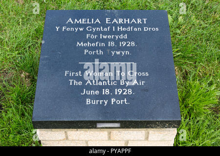 Monument à Burry Port, Carmarthenshire, Pays de Galles d'Amelia Earhart, première femme à traverser l'océan Atlantique en 1928 Banque D'Images