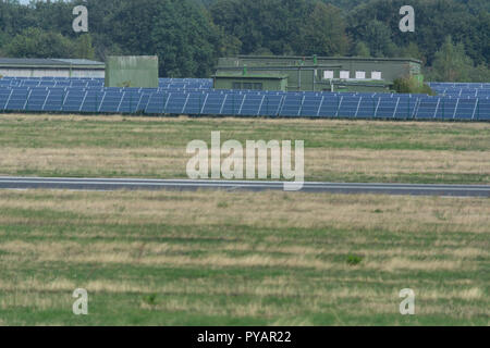 Panorama du système solaire de l'aéroport de Weeze. L'aéroport utilise d'énormes parcs solaires pour couvrir sa propre consommation d'énergie. Banque D'Images