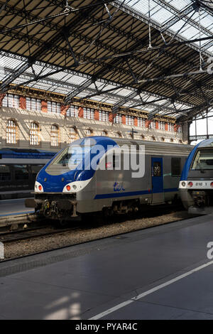 Des trains à la gare de Marseille-Saint-Charles, Marseille, France. Banque D'Images