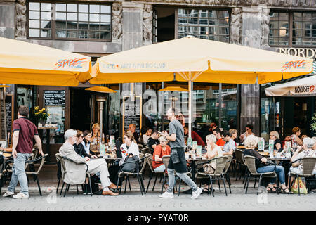 L'Allemagne, Leipzig, 6 octobre 2018 : Café de la rue. Les gens mangent, boivent et communiquer les uns avec les autres. Le serveur va à des clients d'accepter la commande. Banque D'Images