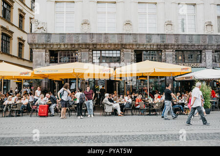 L'Allemagne, Leipzig, 6 octobre 2018 : Café de la rue. Les gens manger, boire et de communiquer les uns avec les autres Banque D'Images