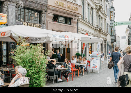 L'Allemagne, Leipzig, 6 octobre 2018 : Street Cafe Nordsee. Les gens consomment des fruits de mer et de communiquer les uns avec les autres Banque D'Images