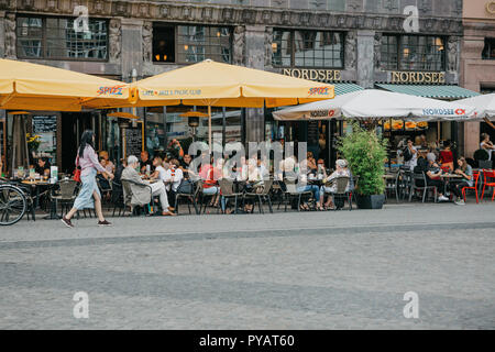 L'Allemagne, Leipzig, 6 octobre 2018 : Café de la rue. Les gens manger, boire et de communiquer les uns avec les autres Banque D'Images