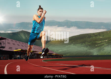 Homme qui court dans la piste. Jogging coureur mâle au cours de l'entraînement au stade des pistes. Le sportif, fitness, gymnastique, sport, exercice, athlétique, style de concept Banque D'Images