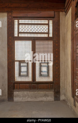 Grunge entrelacé (fenêtre en bois) Mashrabiya, cité médiévale Le Caire, Egypte Banque D'Images