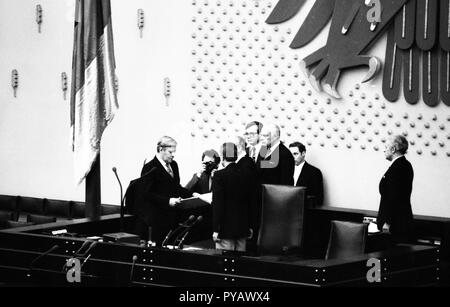 Assermentation d'Helmut Schmidt. Élection, prestation de serment et la présentation de la troisième cabinet de Chancelier fédéral Helmut Schmidt le 5 novembre 1980 à Bonn. Dans le monde d'utilisation | Banque D'Images