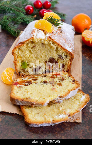 Gâteau de Noël avec les noix, les fruits secs, les mandarines. Des pâtisseries de fête traditionnelle. Banque D'Images