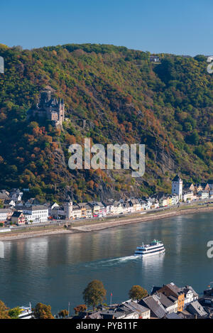 Passage bateau ville de Rhénanie St Goarshausen avec Burg Katz sur colline, à l'automne Banque D'Images