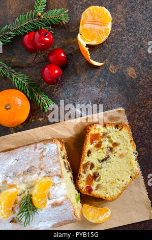 Gâteau de Noël avec les noix, les fruits secs, les mandarines. Des pâtisseries de fête traditionnelle. La vue de dessus Banque D'Images