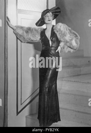 L'actrice suédoise Margit Rosengren. 1901-1952. Photographié portant une longue robe noire. les bras sont couverts de fourrure. Suède 1935 Banque D'Images