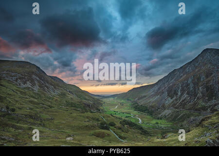 Belle moody image paysage de Nant Francon Valley dans le Snowdonia pendant le coucher du soleil en automne Banque D'Images