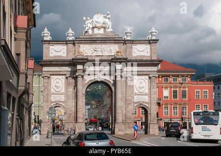 Autriche, Tyrol, Innsbruck Vue de l'arc triomphal Triumphpforte sur Maria Theresien Strasse érigée par Marie-thérèse en 1765 Banque D'Images