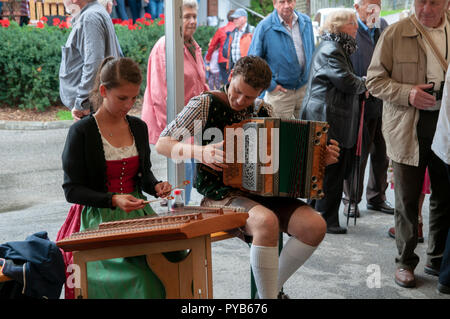 Musicien en costume traditionnel tyrolien. Photographié à Neustift im Stubaital, Tyrol, Autriche. Banque D'Images