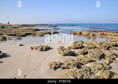 La plage rocheuse d'Achziv, Israël près de Rosh Hanikra Banque D'Images