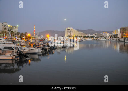 Yacht club à Eilat, Israël au crépuscule Banque D'Images