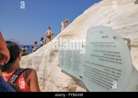 La falaise blanche à Rosh Hanikra, Israël. Rosh Hanikra est une falaise de calcaire sur la plage d'Upper-Galilee à la frontière entre Israël et le Liban, chi Banque D'Images