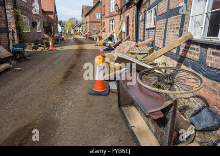 Les accessoires et les débris à côté de la litière cottages pour le nouveau BBC drama 'Guerre des Mondes' par HG Wells,filmé au grand village Budworth, Cheshire, le 20 avril Banque D'Images