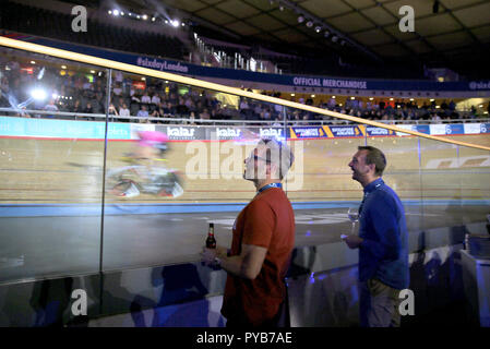 Vous pourrez profiter de l'hospitalité dans le centre de la piste du vélodrome lors de la troisième journée de la série de six jours à Lee Valley Velopark, Londres. Banque D'Images