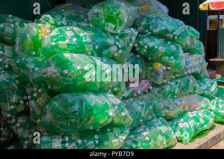 Les bouteilles en plastique sont emballés dans des sacs. Banque D'Images