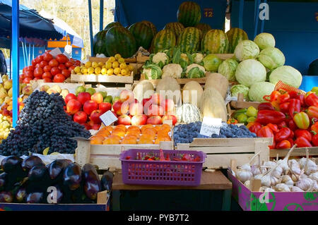 De nombreux beaux légumes et fruits sur le marché Banque D'Images