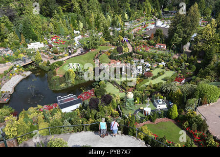 Vue générale de la célèbre modèle Village de Babbacombe, Torquay, Devon qui est une attraction touristique populaire. Banque D'Images