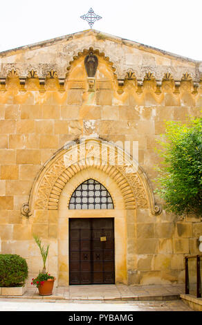 La porte de l'église de St Ann à l'ancien site de la piscine de Béthesda à Jérusalem en Israël. La maçonnerie est orné d'un architectural distictive fe Banque D'Images