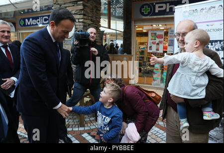 Taoiseach Leo Varadkar est accueilli par Jude Sheppard, 5, à l'arrivée à la Rath Mor Centre dans le Creggan lors de sa visite à Londonderry. Photo date : vendredi 26 octobre 2018. Voir l'activité de l'ULSTER histoire Taoiseach. Crédit photo doit se lire : Brian Lawless/PA Wire Banque D'Images